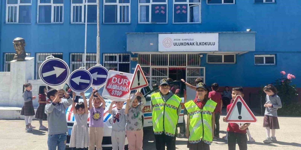 Jandarma, öğrencilere trafik kurallarını anlattı
