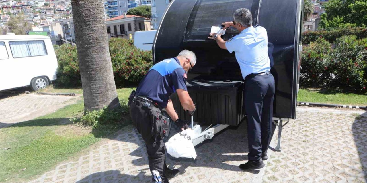 Bayraklı’nın sahil bölgesindeki karavanlar kaldırılıyor