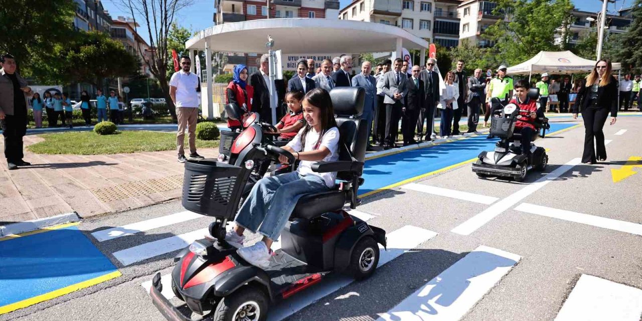 Minikler trafik kurallarını eğlenerek öğreniyor