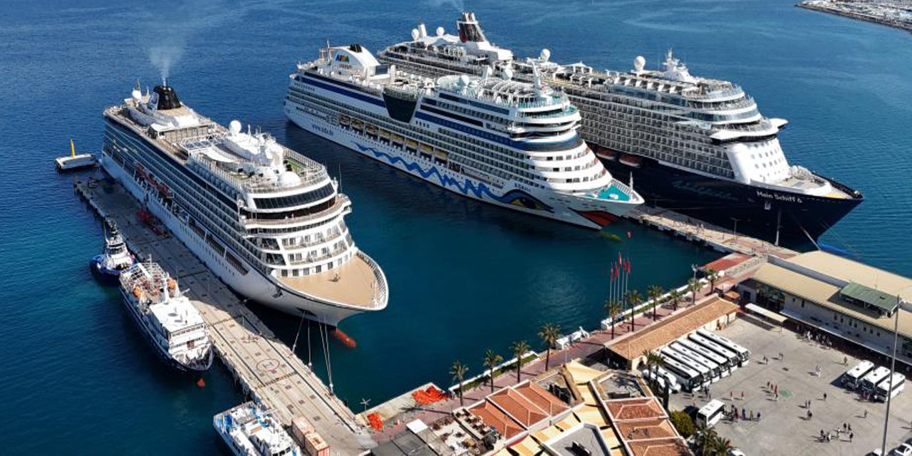 Kuşadası’na üç gemiyle toplam 6 bin 590 turist geldi