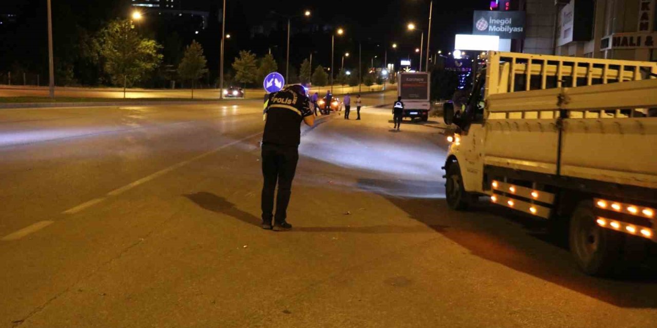 Otomobile çarpan motosiklette bulunan iki genç hayatını kaybetti: Araçtaki yolcu kaza anını şans eseri kayda aldı