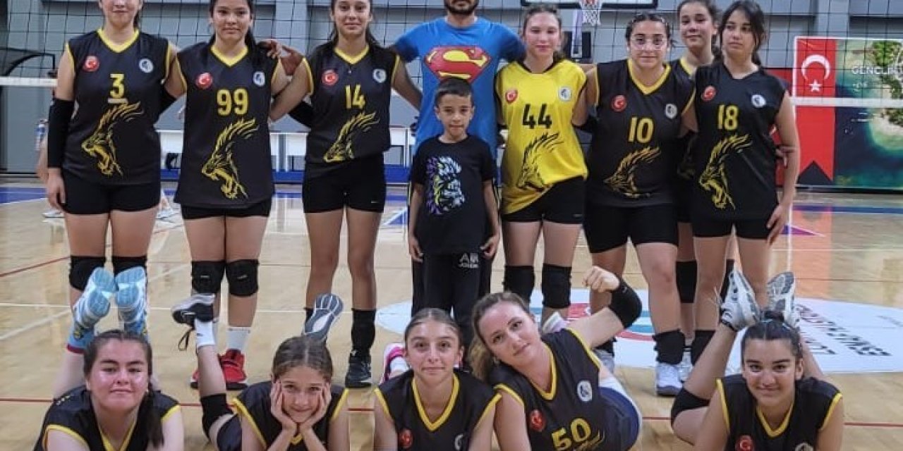 Köyceğiz Akademi Spor Kulübü voleybol kız takımı yenilgisiz grup birincisi oldu