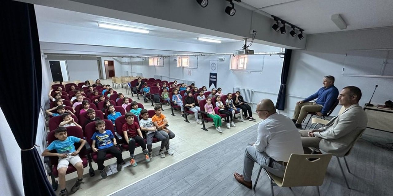 İlkokul öğrencileri hem zeytinin önemini anladı hem fidan dikti