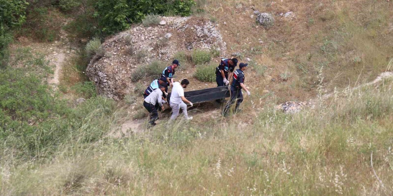 Ölü bulunan turistin cenazesi düştüğü uçurumdan çıkartıldı