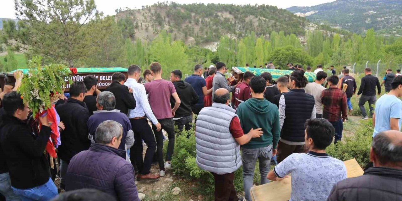 Motosiklet kazasında hayatını kaybeden iki genç yan yana toprağa verildi