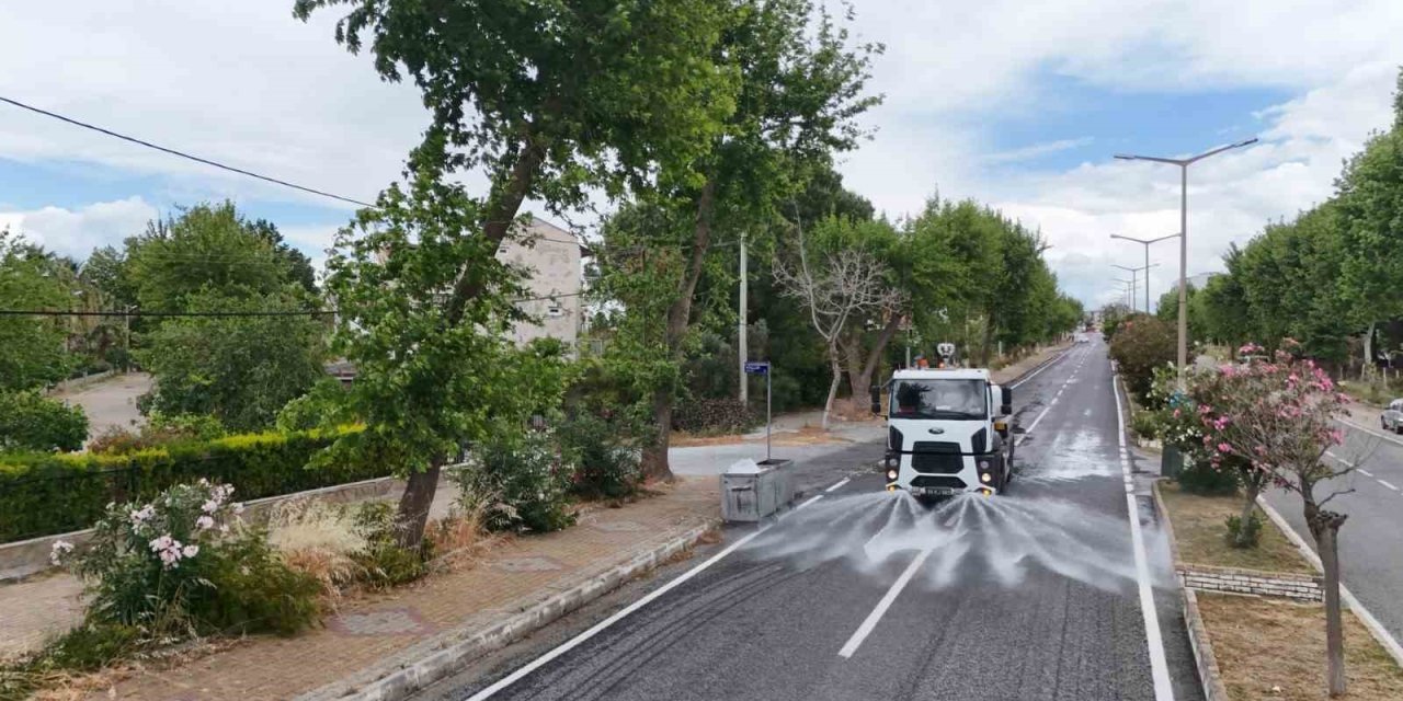 Büyükşehir Belediyesi Kuşadası’ndaki temizlik çalışmalarını sürdürüyor