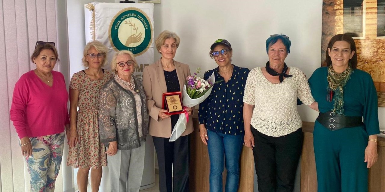 Türk Anneler Derneği Çeşme Şubesi’nden şehit annesine plaket