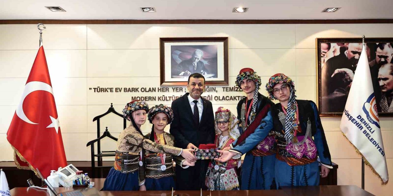 Başkan Çavuşoğlu’na halk oyunları şampiyonlarını ağırladı