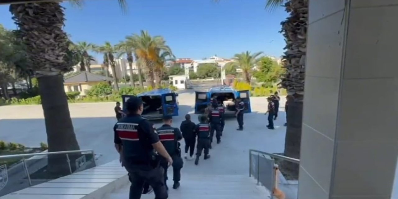 İzmir’de yakalanan 17 göçmen kaçakçılığı organizatörü tutuklandı
