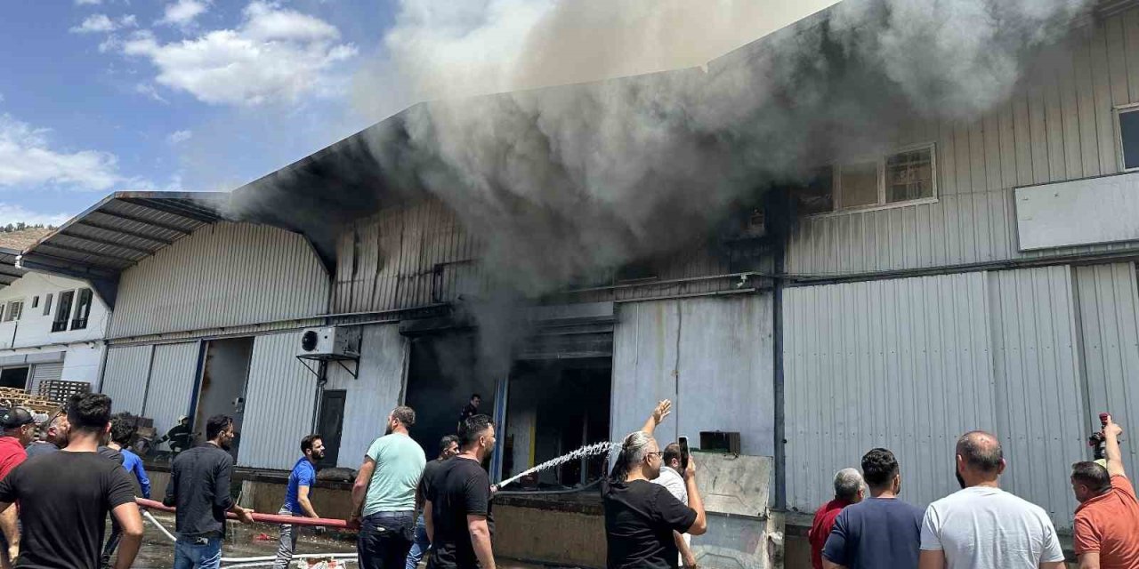 Toptancı Hali’nde çıkan yangın söndürüldü