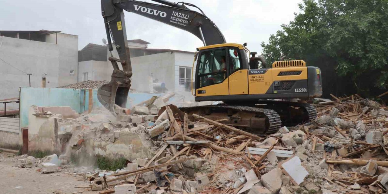 Koruma alanındaki metruk bina yıkıldı