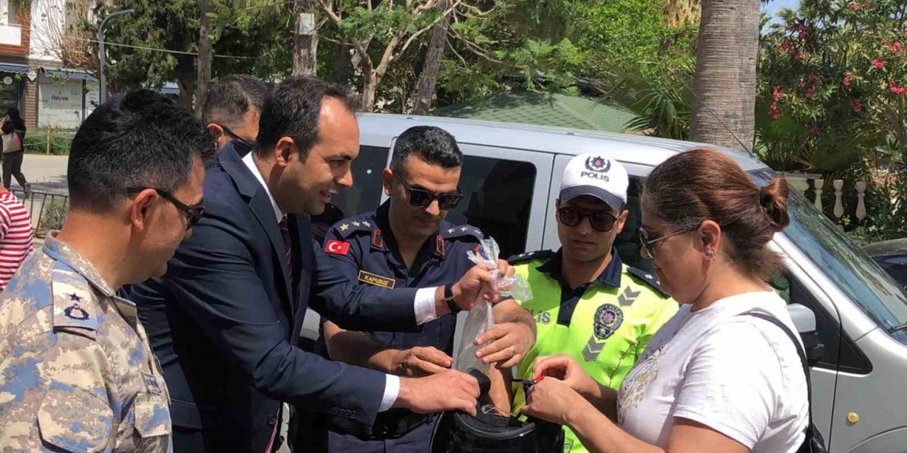 Datça’da Motosiklet sürücülerine ‘Kask’ dağıtıldı