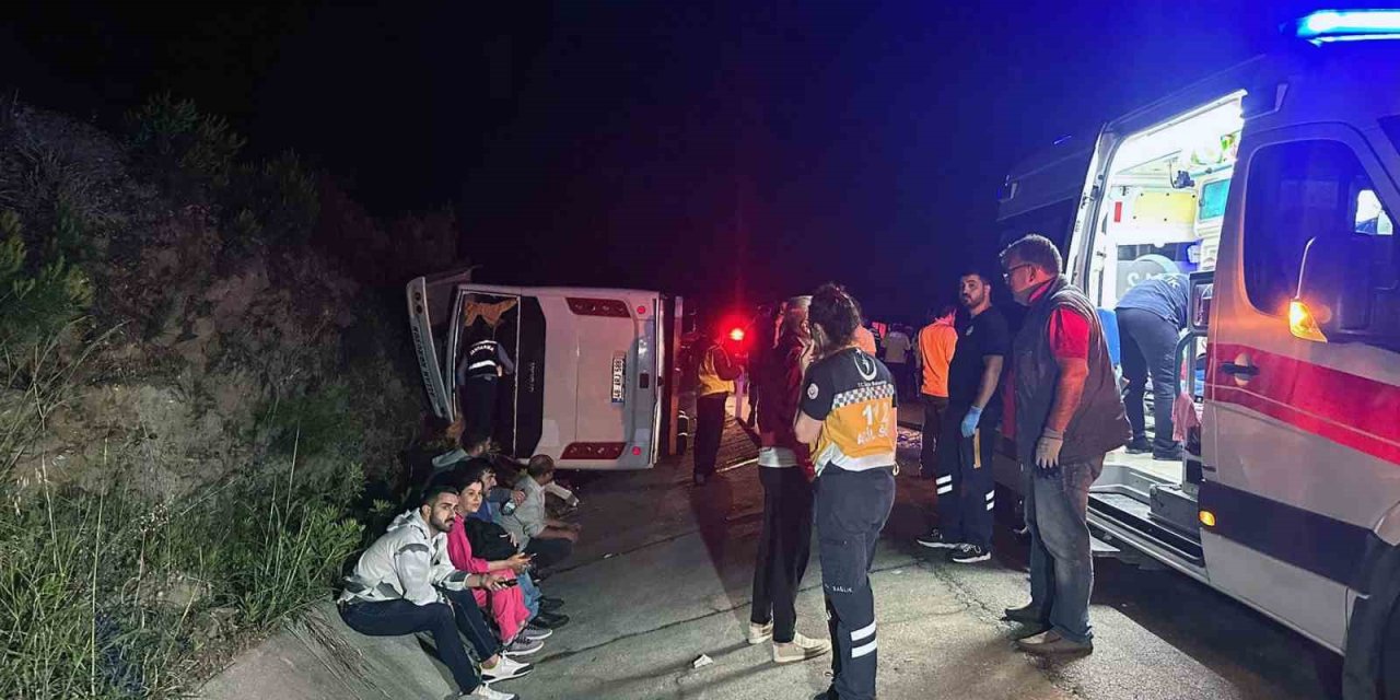 Öğrencileri taşıyan midibüs şarampole uçtu: 25 yaralı