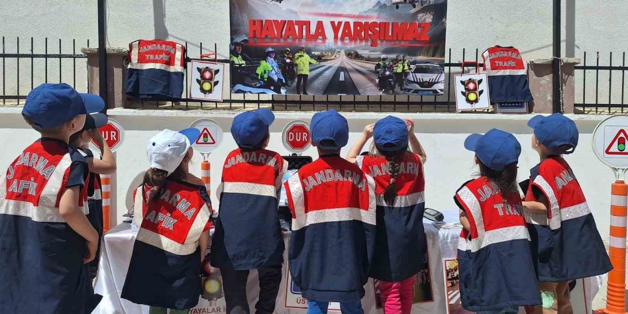 Jandarma’dan öğrencilere trafik eğitimi