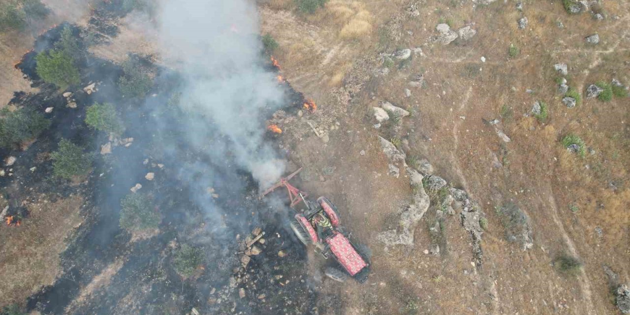 Çiftçinin yangınla amansız mücadelesi dron kamerasına yansıdı