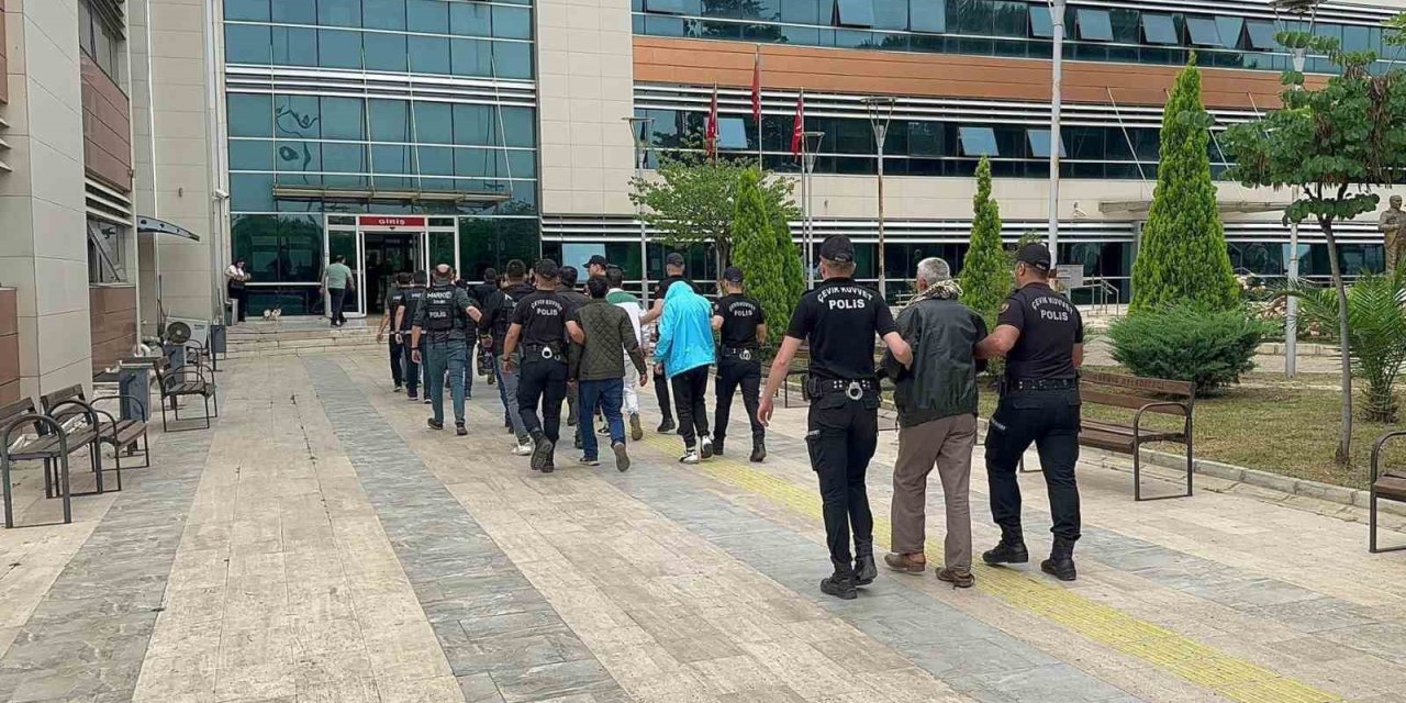 İzmir’deki helikopter destekli operasyonda 45 zehir taciri tutuklandı