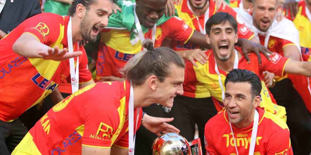 Göztepe şampiyonluk kupasını kaldırdı