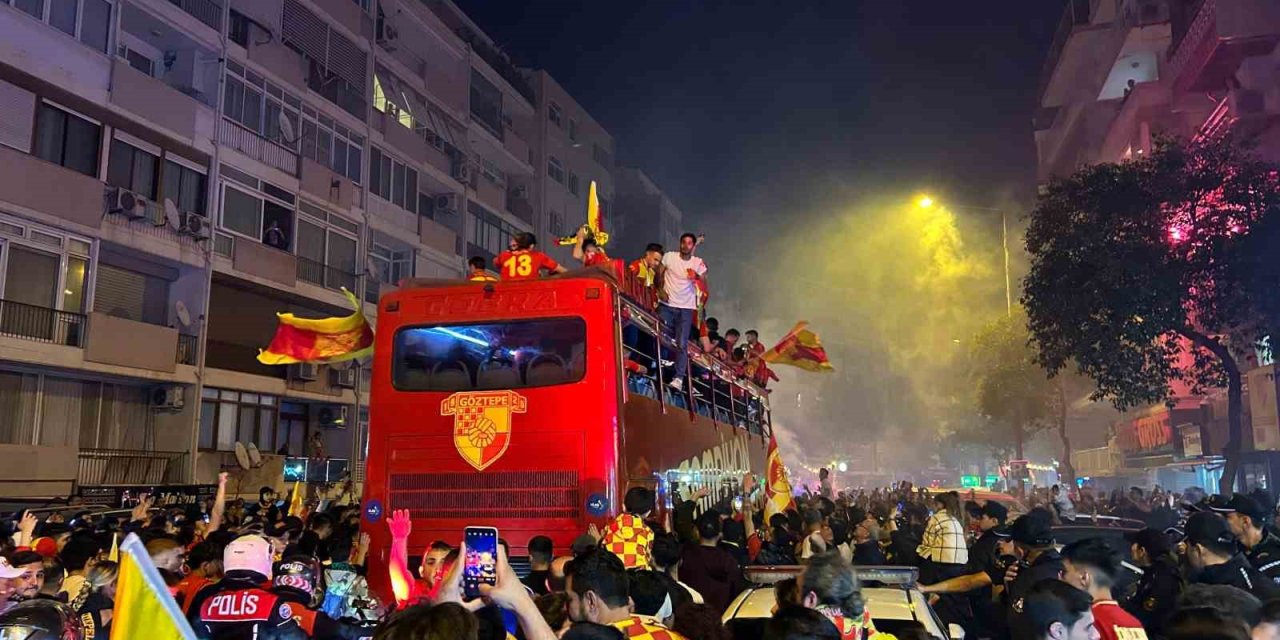 Göztepe, otobüsle taraftarlarını selamladı