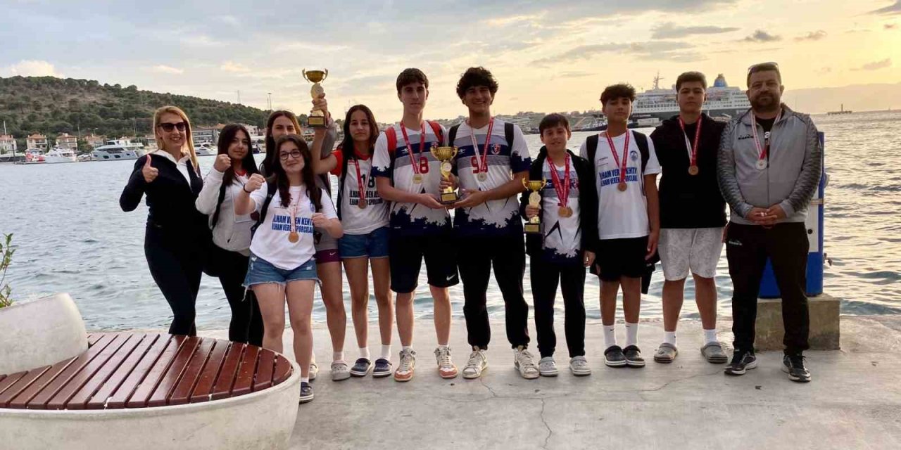 Yarımada spor oyunlarına katılan Selçuklu sporcular madalya ve kupalarla döndüler