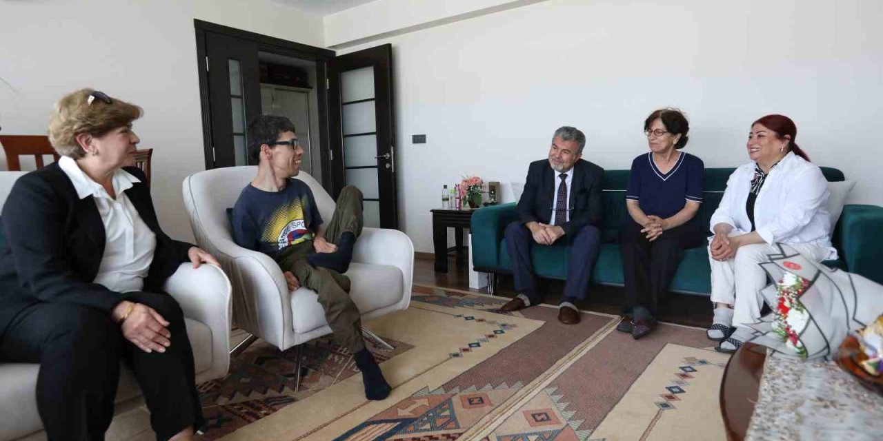 Efeler’den engelli annesini duygulandıran ziyaret