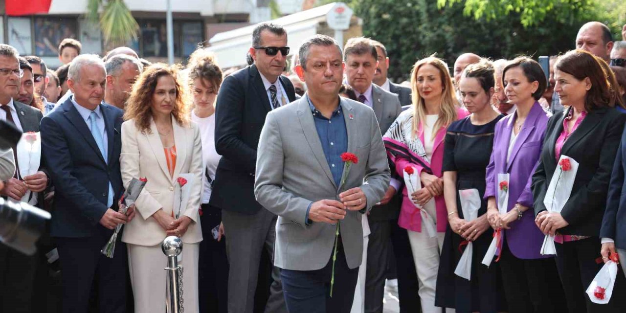 CHP Genel Başkanı Özel, Zübeyde Hanım’ın anıt mezarını ziyaret etti