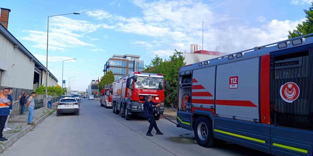 İzmir’de tekstil fabrikasındaki yangın söndürüldü