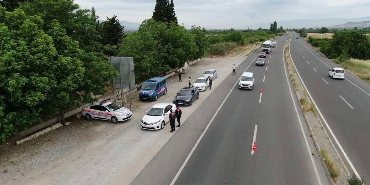 Karacasu’daki yol kontrolünde 259 araç sorgulandı