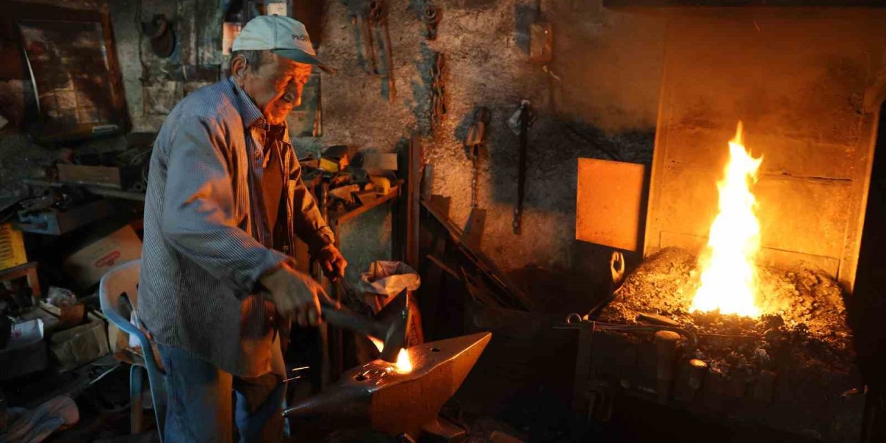 Aydın’ın en eski demircisi Mesut Usta, yarım asırdır aynı körüğün başında hizmet veriyor