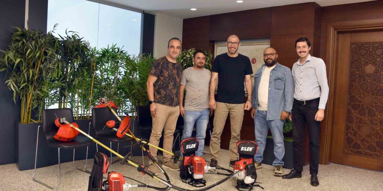 Esnaflar Germencik Belediyesi’ne çim biçme makinesi hediye etti