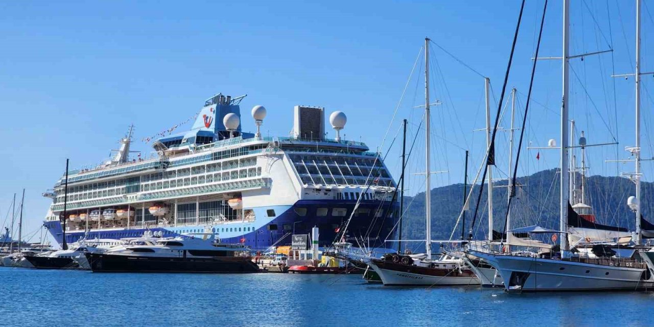 Dev yolcu gemisi Marmaris Limanı’na demir attı