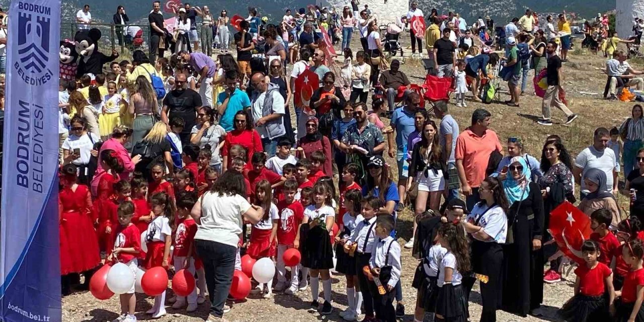 Bodrum’da yeryüzü çocuklarla, gökyüzü uçurtmalarla şenlendi