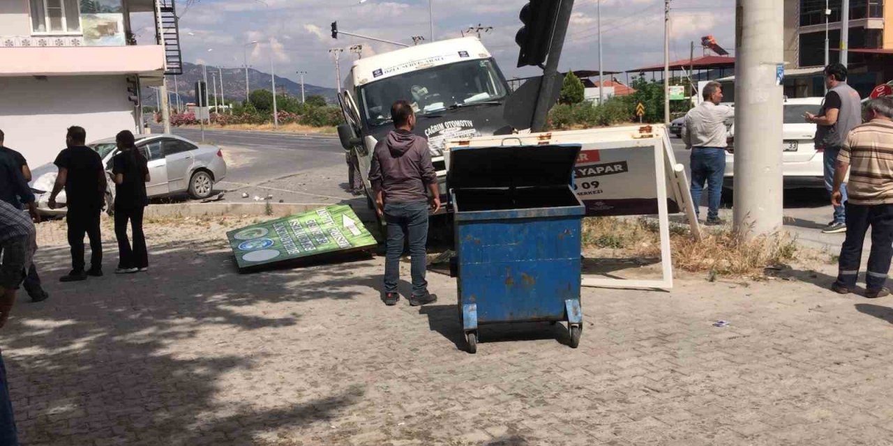 Buharkent’te minibüs durağa daldı