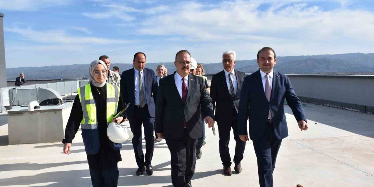 Vali Canbolat, Aydın Şehir Hastanesi’nde incelemelerde bulundu