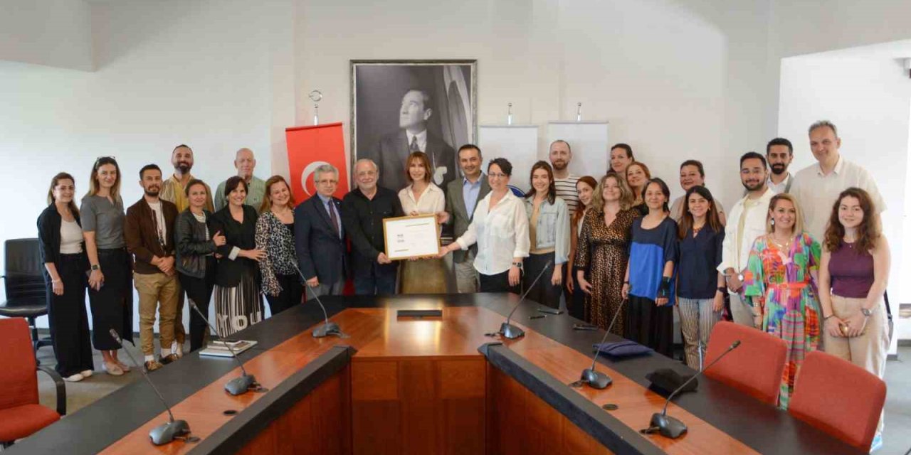 İzmir Ekonomi zirveye çıktı