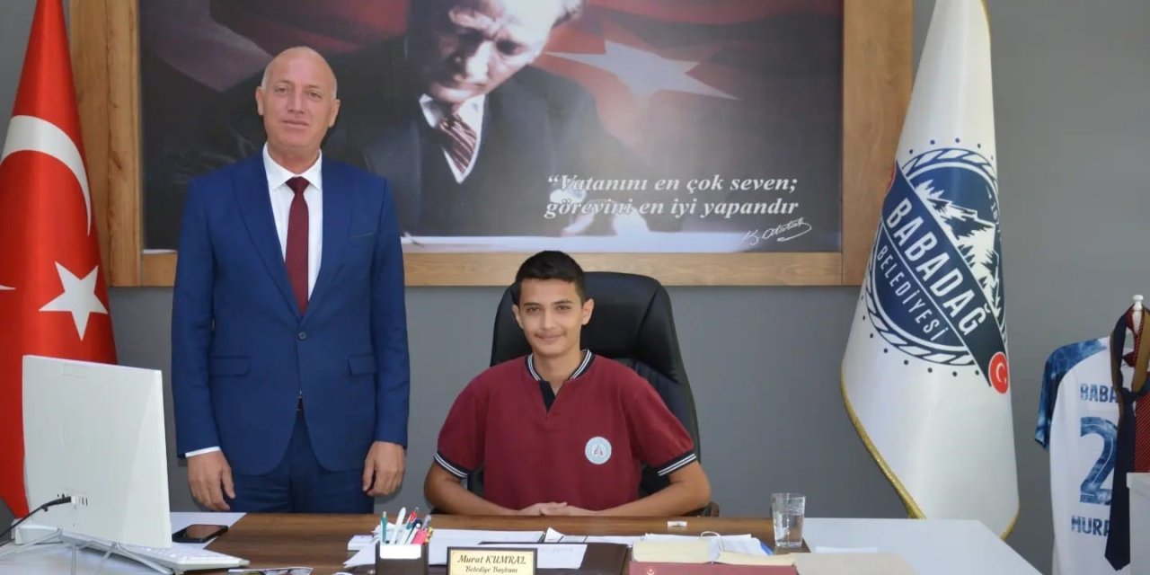 Başkan Kumral koltuğunu gençlere devir etti