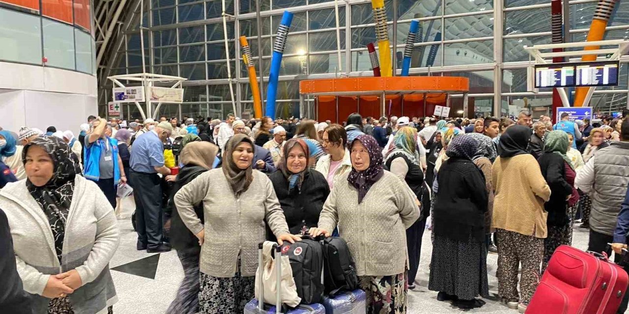 Hacı adayları dualarla kutsal topraklara uğurlandı