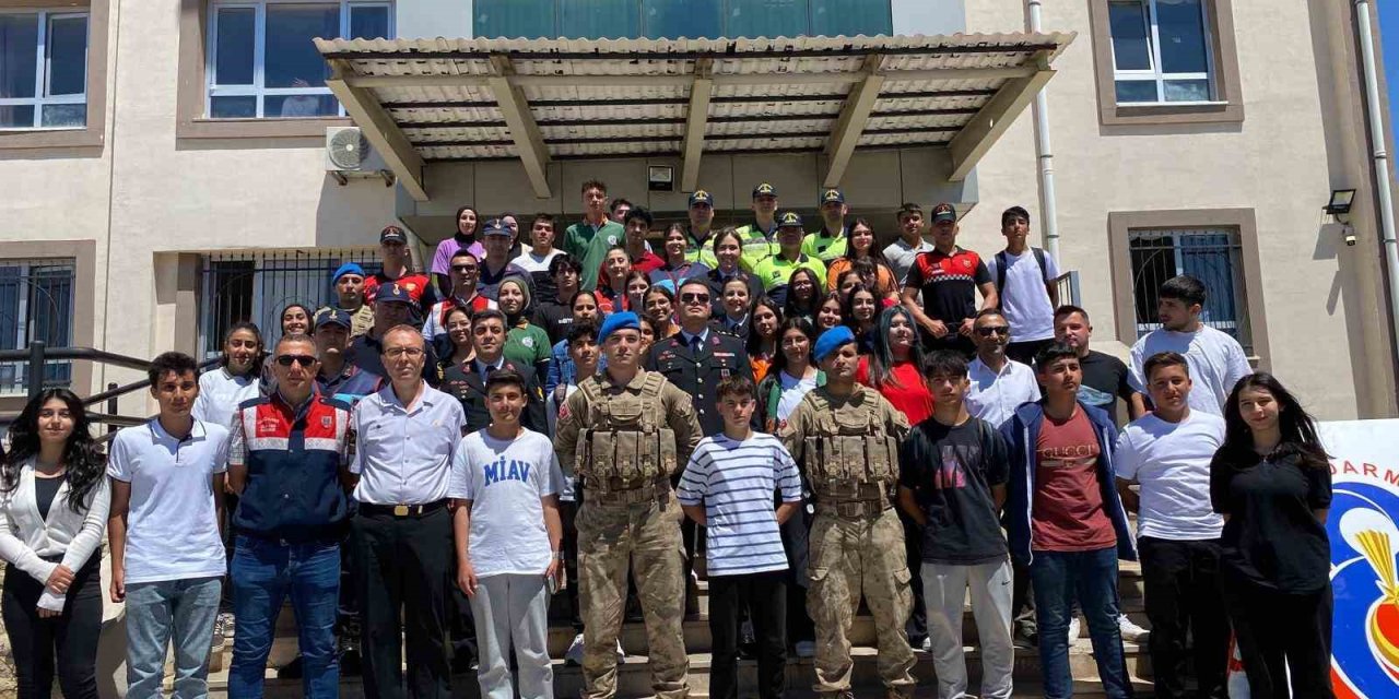 Didim’de jandarmadan öğrencilere tanıtım