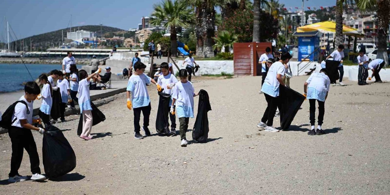 Kuşadası’nda çevre dostu öğrenciler kıyı temizliği yaptı