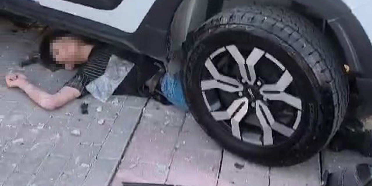 Kontrolden çıkan araç çarptığı 4 kişiden 2’sini altına aldı