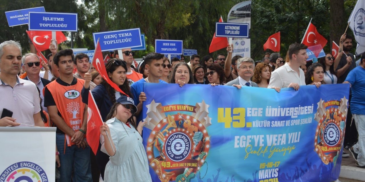 “Ege’ye Vefa Yılı Şenlik Yürüyüşü” renkli görüntülere sahne oldu