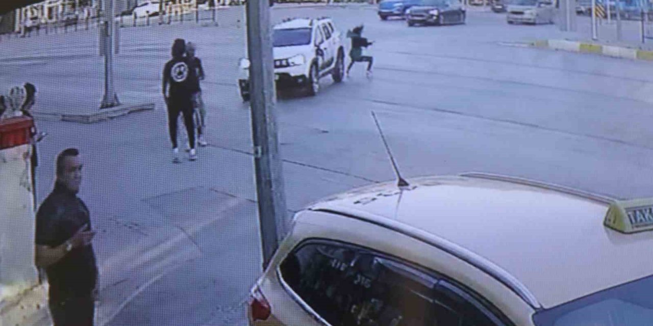 Yayaların arasına dalan aracın neden olduğu dehşet anları kameraya yansıdı