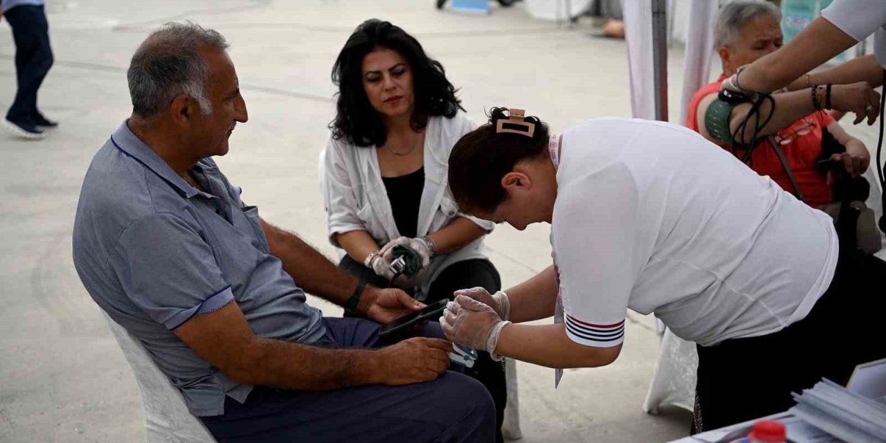 Sokakta sağlık hizmetine yoğun ilgi