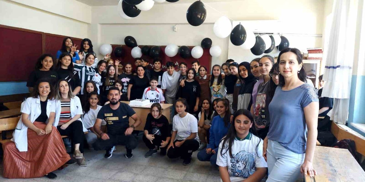 Ortaokul öğrencileri, sobadan yanan arkadaşlarına doğum günü sürprizi yaptı