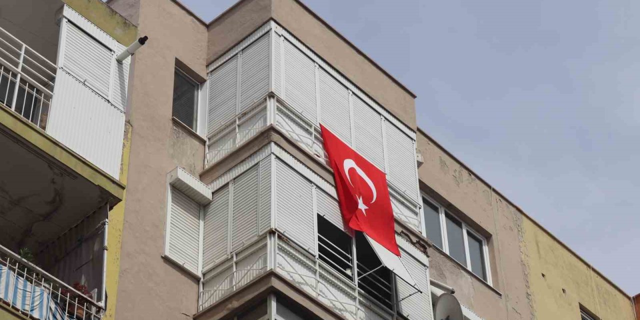 Eline ne geçirdiyse pencereden attı, mahalleli canını zor kurtardı
