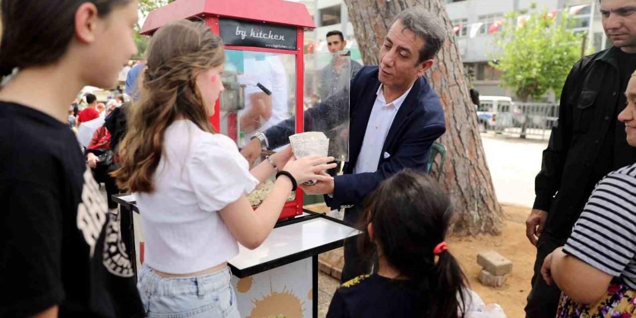 Başkan Yetişkin patlamış mısır dağıttı