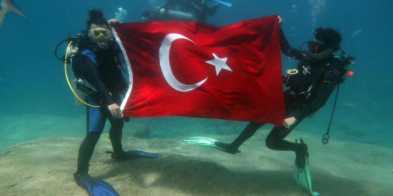 Denizin dibinde Türk bayrağı açıp, 19 Mayıs’ı kutladılar