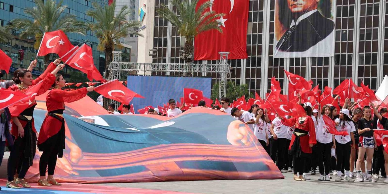 19 Mayıs İzmir’de coşkuyla kutlandı