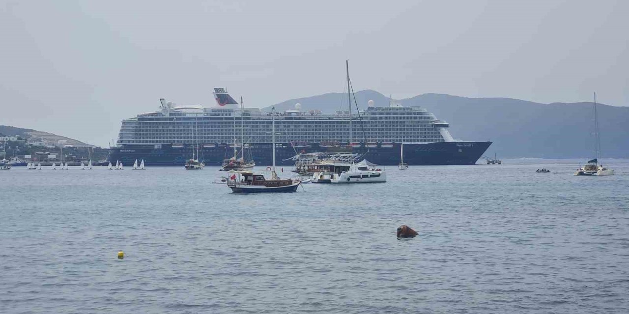Dev gemi 2 bin 571 yolcu ile Bodrum’a geldi