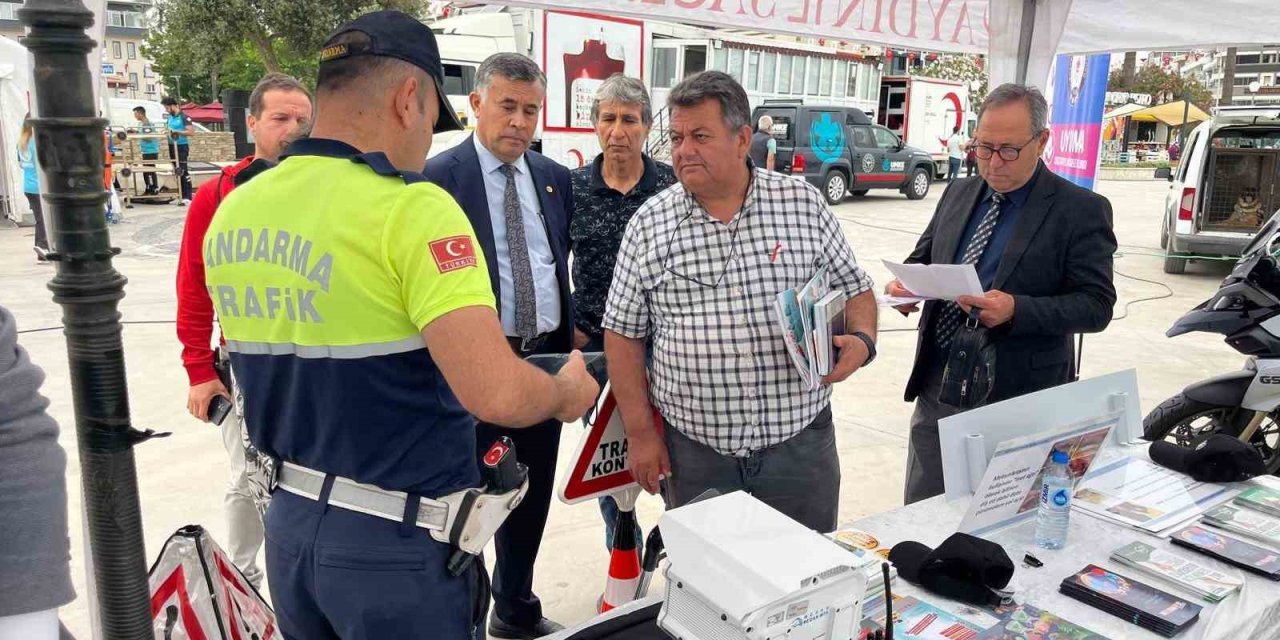 Jandarma ekipleri Kuşadası’nda vatandaşları bilgilendirdi