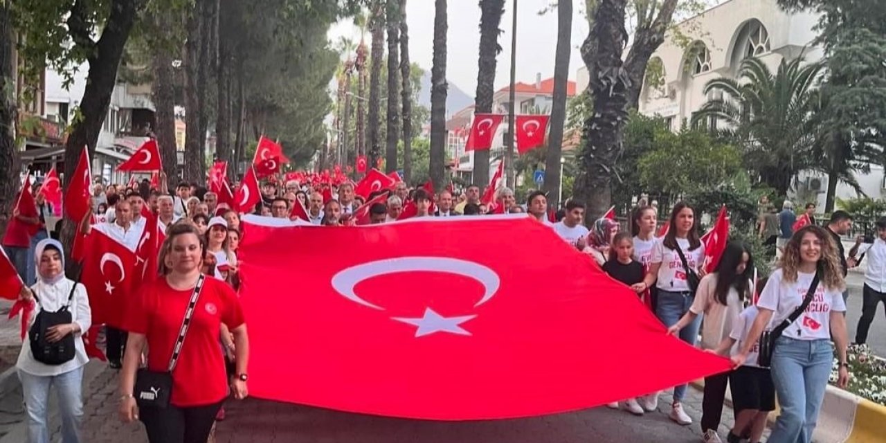 Köyceğiz’de 19 Mayıs coşkusu gençlik yürüyüşü ve Kolpa konseri ile devam etti